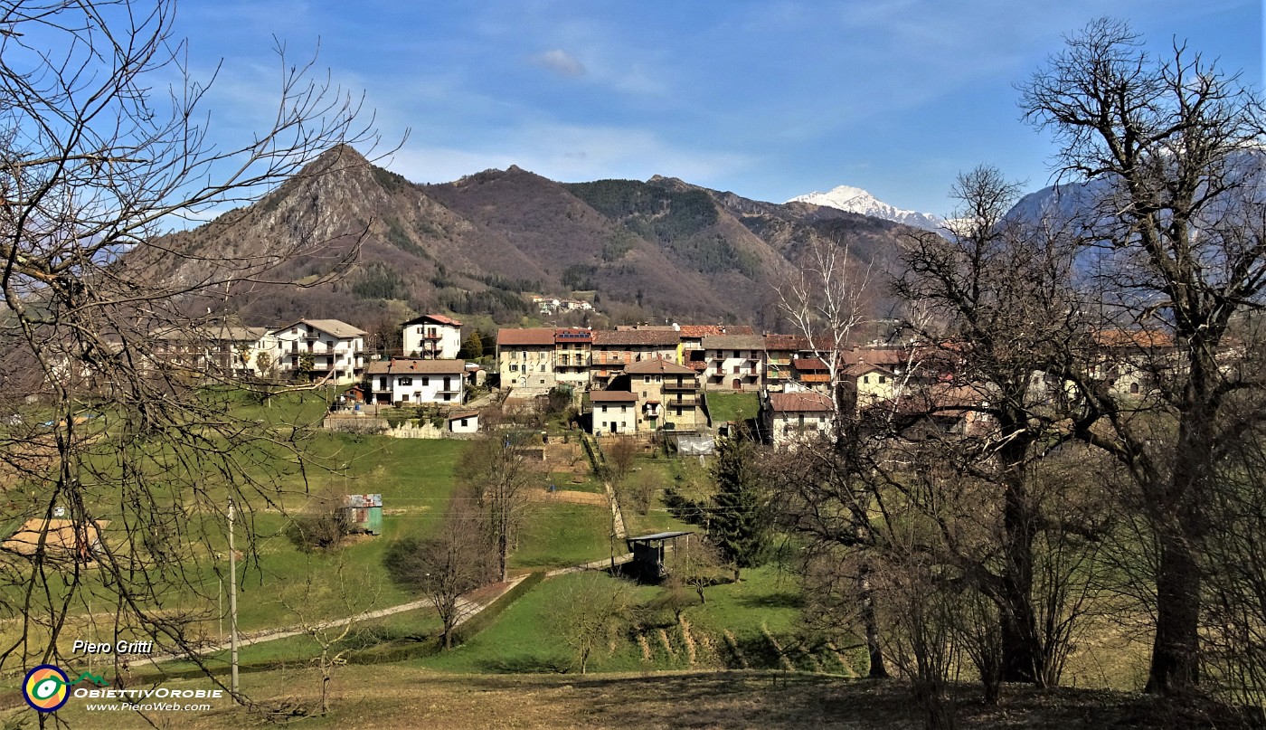 50 Camonier, bella contrada con vista sui monti della Val Serina .JPG